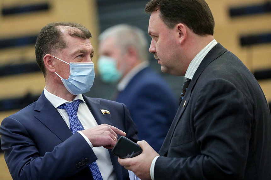 Председатель Комитета по экономической политике Максим Топилин и заместитель Председателя Комитета Станислав Наумов