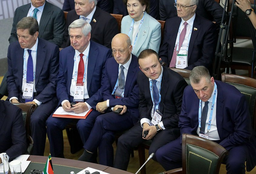 Los Vice Jefes primeros de la Duma Estatal Alexander Zhukov e Ivan Melnikov, los Vice Jefes de la Duma Estatal Alexander Babakov y Vladislav Davankov y el jefe de la facción del LDPR Leonid Slutsky