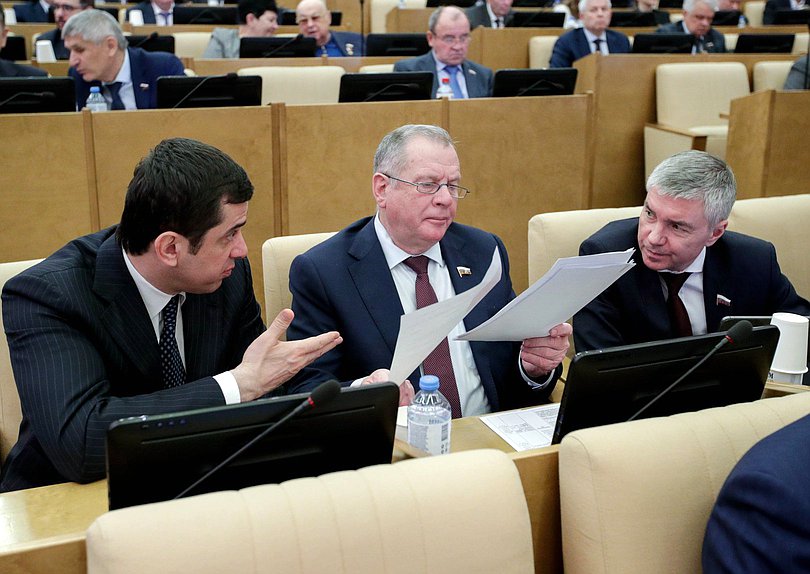 Член Комитета по безопасности и противодействию коррупции Бекхан Барахоев, член Комитета по аграрным вопросам Иван Лоор и член Комитета по физической культуре и спорту Евгений Ревенко