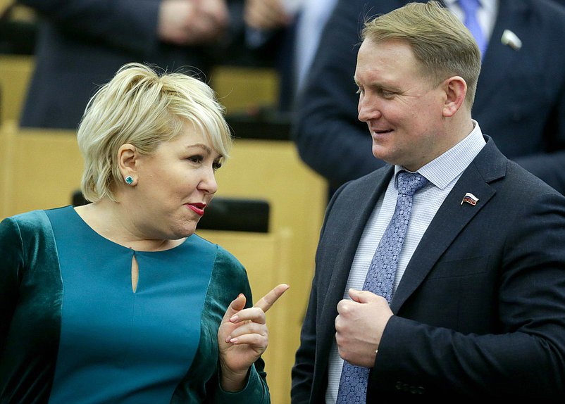 Первый заместитель Председателя Комитета по обороне Александр Шерин и Первый заместитель Председателя Комитета по бюджету и налогам Ирина Гусева