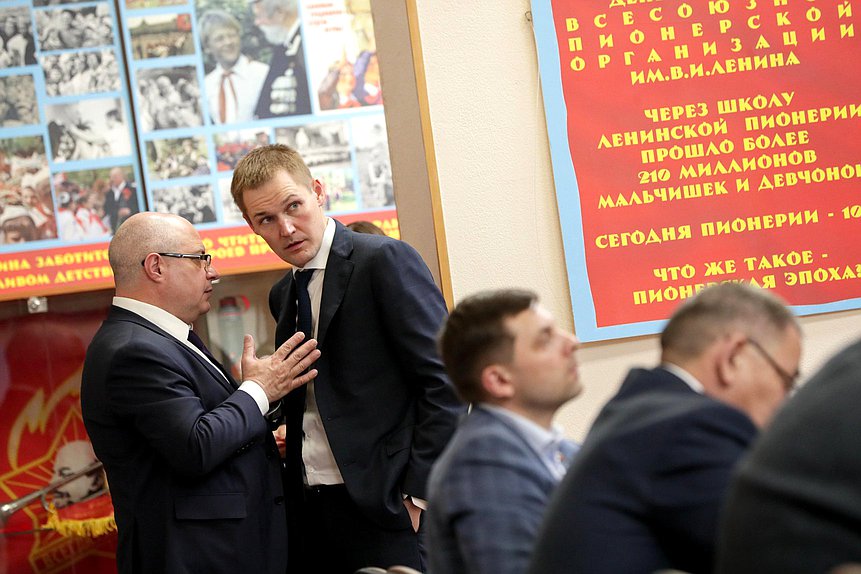 Председатель Комитета по вопросам собственности, земельным и имущественным отношениям Сергей Гаврилов и заместитель руководителя Аппарата Правительства РФ Александр Грибов