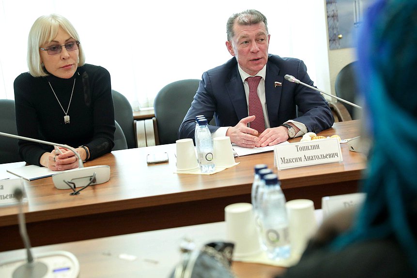 Председатель Комитета по экономической политике Максим Топилин и Первый заместитель Председателя Комитета Надежда Школкина