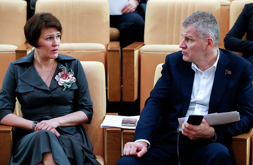 Член Комитета по защите конкуренции Ирина Филатова и заместитель Председателя Комитета по охране здоровья Алексей Куринный