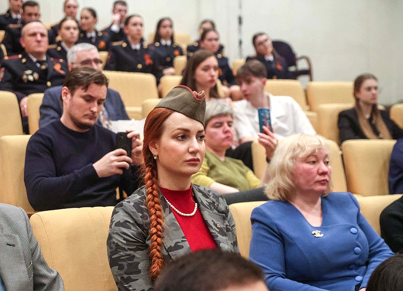 Показ первой серии документального фильма «У края бездны» («Прорыв к центру»)