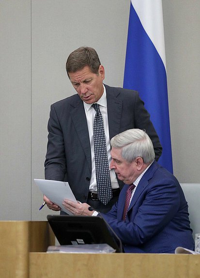 Первые заместители Председателя Государственной Думы Александр Жуков и Иван Мельников