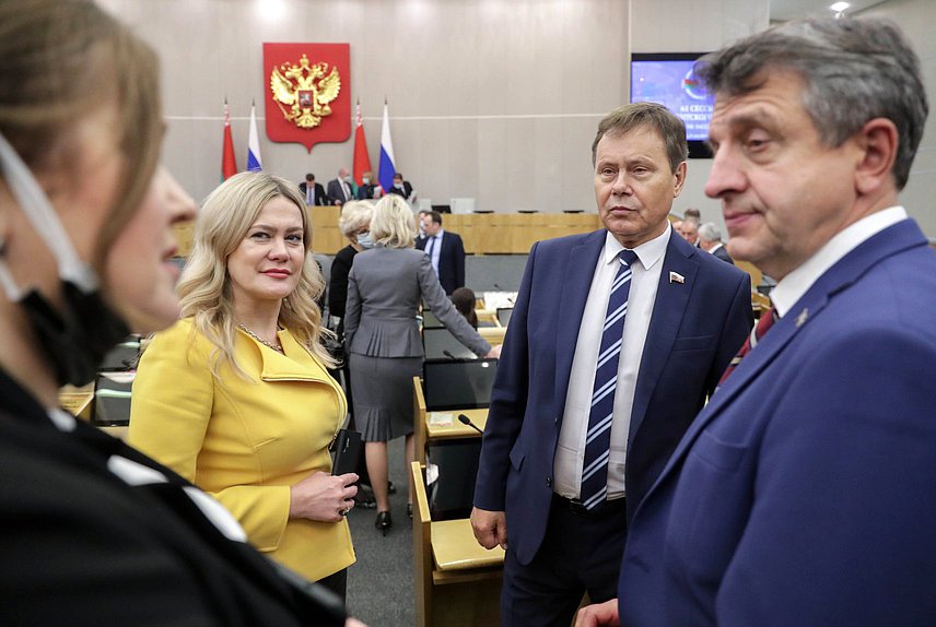 Первый заместитель Председателя Комитета по экономической политике Николай Арефьев (второй справа)