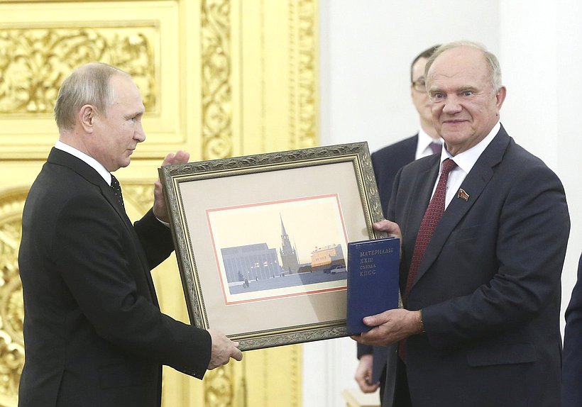 Президент РФ Владимир Путин и руководитель фракции КПРФ Геннадий Зюганов