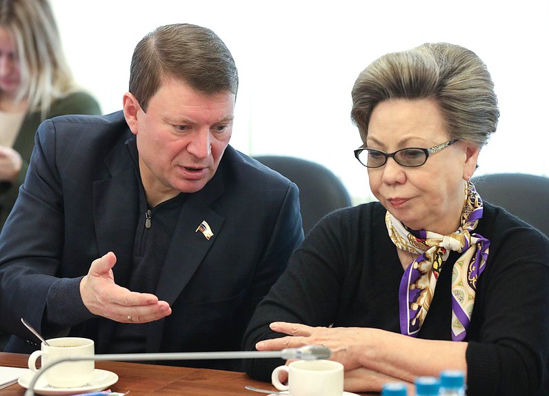 Член Комитета по транспорту и развитию транспортной инфраструктуры Сергей Еремин и член Комитета по бюджету и налогам Галина Данчикова