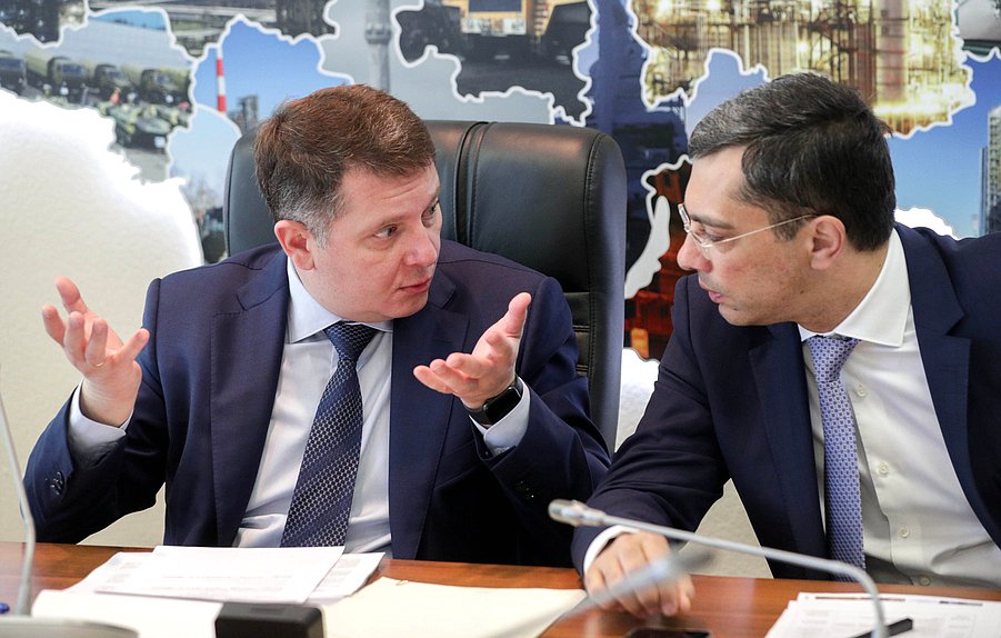 Председатель Комитета по экономической политике, промышленности, инновационному развитию и предпринимательству Сергей Жигарев и Первый заместитель Председателя Комитета Владимир Гутенев