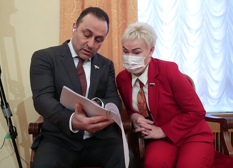Председатель Комитета по физической культуре и спорту Дмитрий Свищев и член Комитета по физической культуре и спорту Рима Баталова