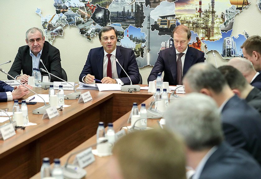 Заместитель Председателя Государственной Думы Сергей Неверов, Председатель Комитета по промышленности и торговле Владимир Гутенев и Министр по промышленности и торговли РФ Денис Мантуров