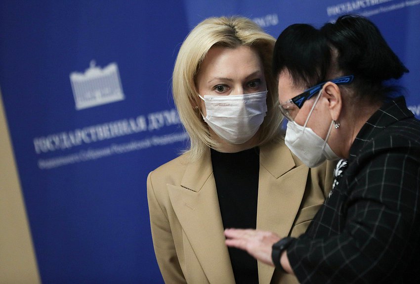Заместитель Председателя Государственной Думы VII созыва Ольга Тимофеева и член Комитета по контролю и Регламенту Государственной Думы VII созыва Раиса Кармазина