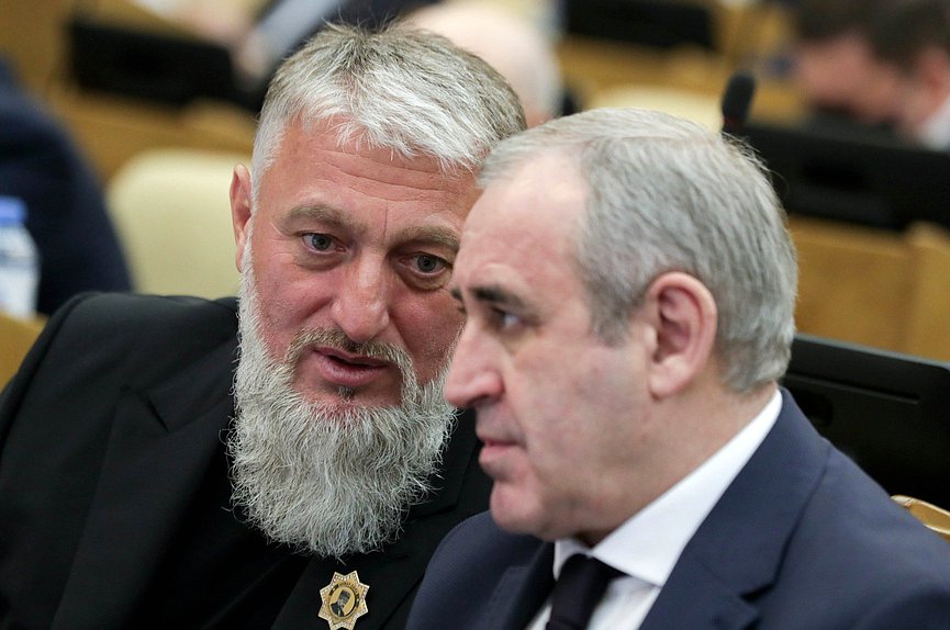 Член Комитета по безопасности и противодействию коррупции Адам Делимханов и руководитель фракции «Единая Россия» Сергей Неверов