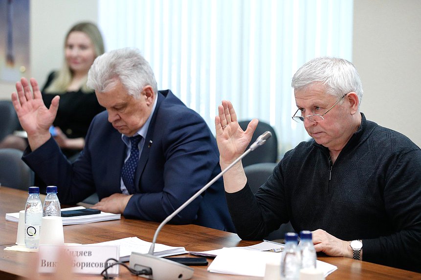 Члены Комитета по экономической политике Виктор Казаков и Виктор Кидяев