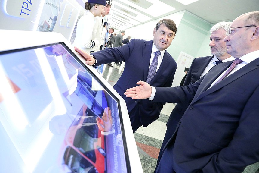 Помощник Президента РФ Игорь Левитин и Генеральный директор АО «Государственная транспортная лизинговая компания» Евгений Дитрих