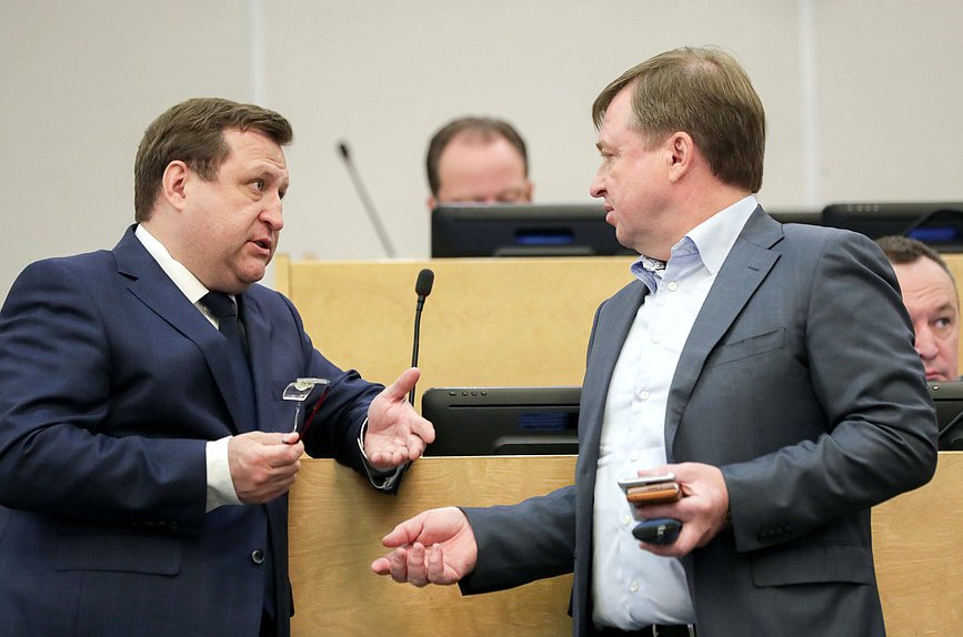 Член Комитета по бюджету и налогам Дмитрий Юрков (слева)