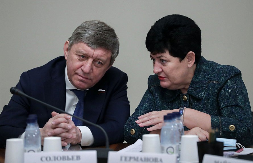 Член Комитета по экологии, природным ресурсам и охране окружающей среды Сергей Соловьев и член Комитета по культуре Ольга Германова