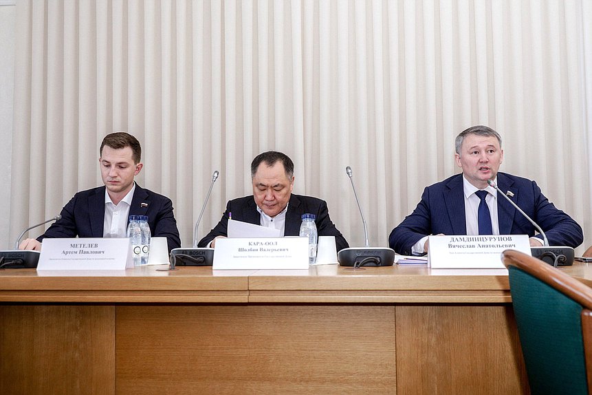 Председатель Комитета по молодежной политике Артем Метелев, заместитель Председателя Государственной Думы Шолбан Кара-оол и член Комитета по молодежной политике Вячеслав Дамдинцурунов