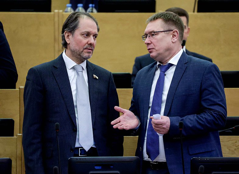 Член Комитета по экологии, природным ресурсам и охране окружающей среды Владимир Сысоев и Первый заместитель Председателя Комитета по развитию Дальнего Востока и Арктики Сергей Каргинов