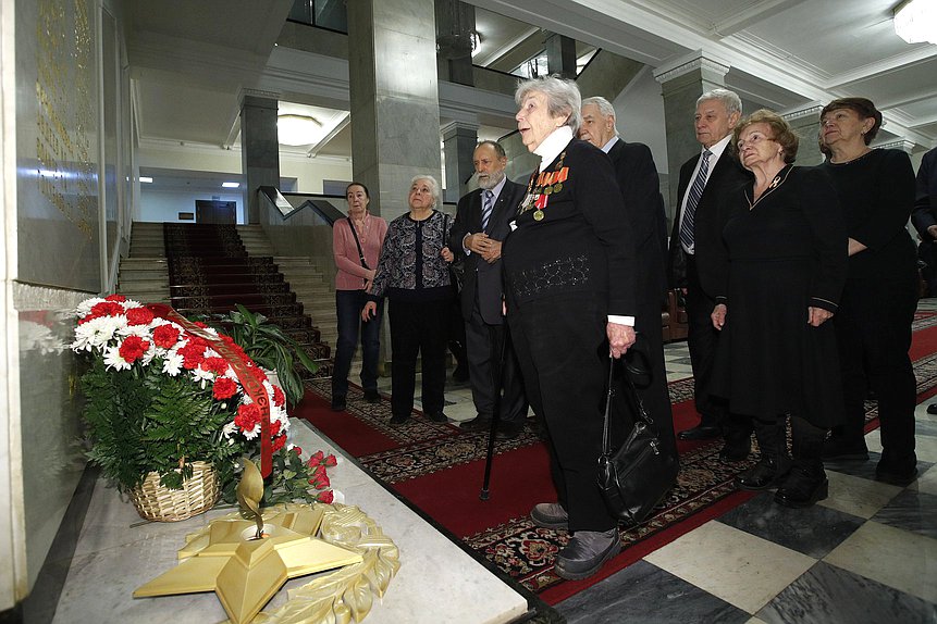 Возложение цветов ветеранами Минэкономразвития к памятной доске работников Госплана СССР