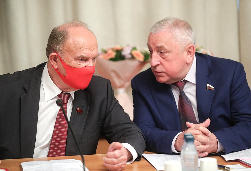 Руководитель фракции КПРФ Геннадий Зюганов и Председатель Комитета по региональной политике и проблемам Севера и Дальнего Востока Николай Харитонов