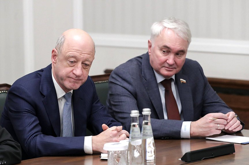 Jefe Adjunto de la Duma Estatal Alexander Babakov y Jefe del Comité de Defensa Andrey Kartapolov