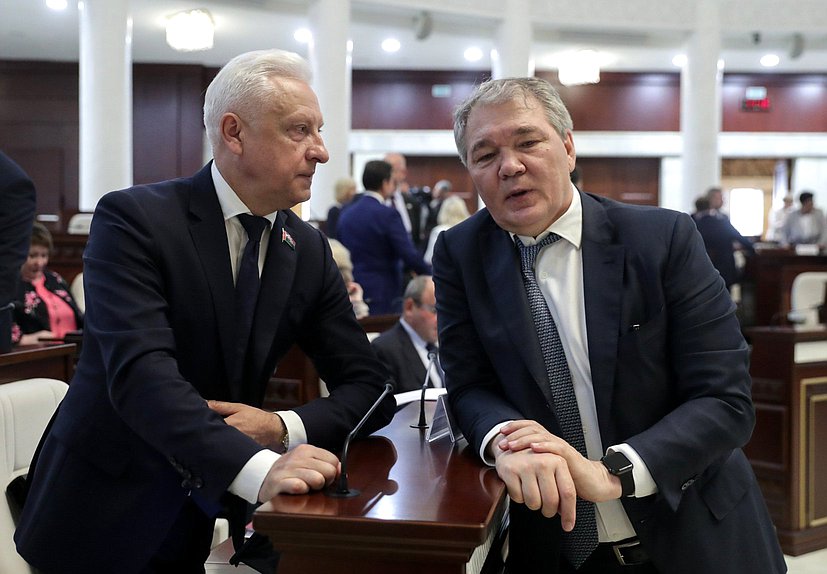 Председатель Комитета по делам СНГ, евразийской интеграции и связям с соотечественниками Леонид Калашников (справа)