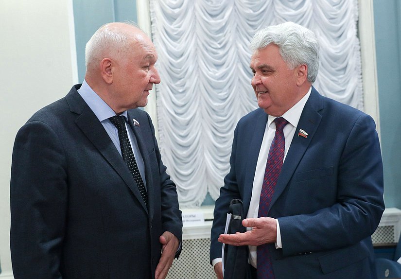 Первый заместитель Председателя Комитета по делам национальностей Ильдар Гильмутдинов (слева)