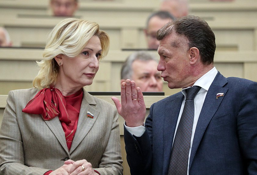 Председатель Комитета по экономической политике Максим Топилин и сенатор РФ Инна Святенко