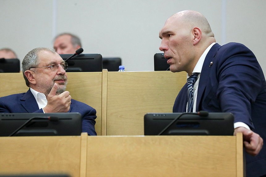 Член Комитета по бюджету и налогам Владислав Резник и Первый заместитель Председателя Комитета по экологии и охране окружающей среды Николай Валуев