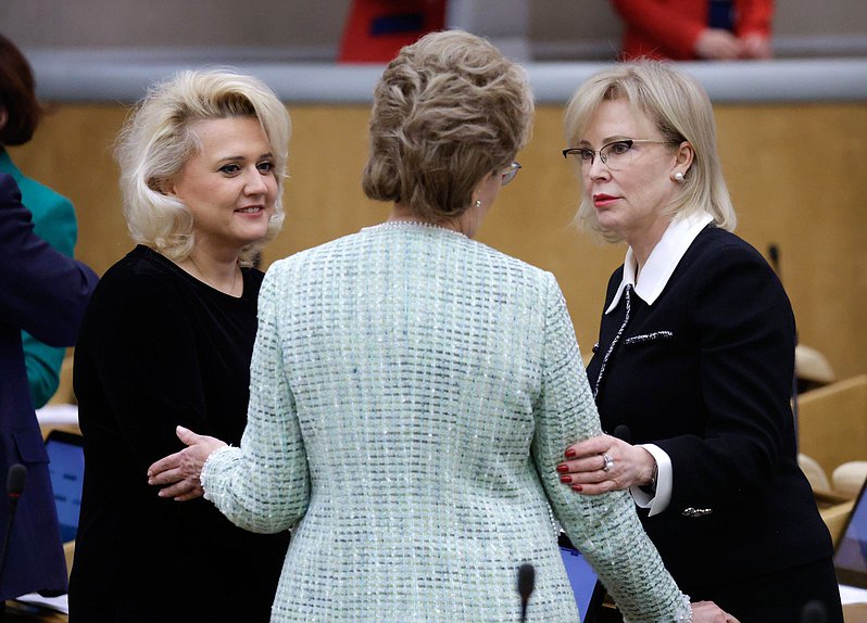 Член Комитета по туризму и развитию туристической инфраструктуры Алла Салаева и заместитель Председателя Комитета по охране здоровья Татьяна Соломатина