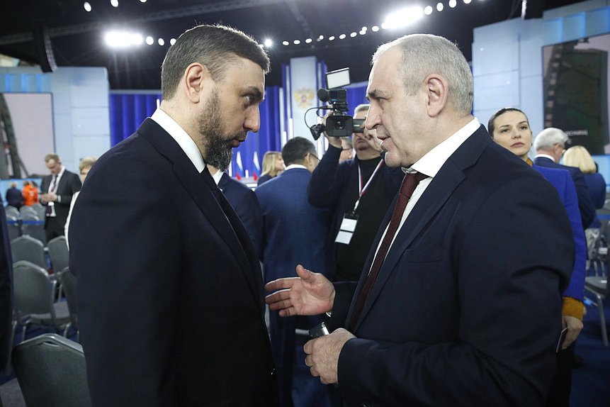 Первый заместитель Председателя Комитета по международным делам Шамсаил Саралиев и заместитель Председателя ГД Сергей Неверов