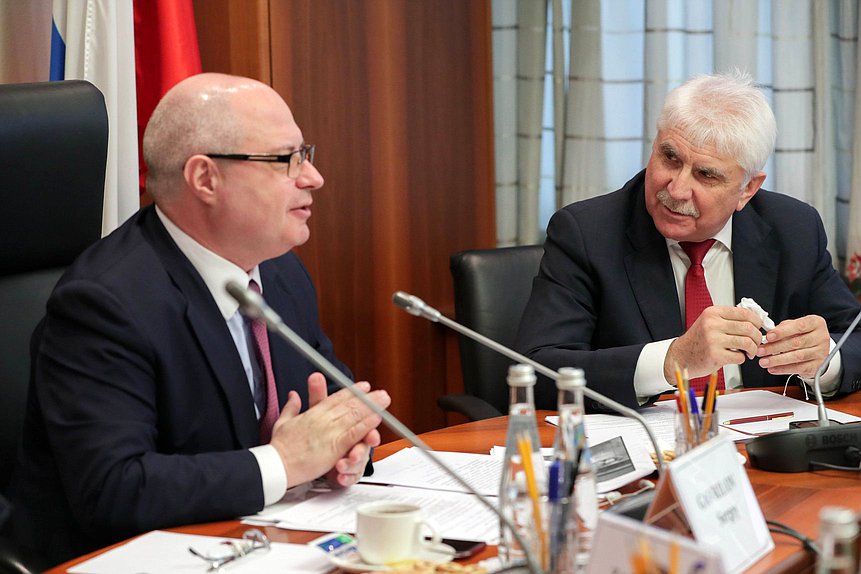 Председатель Комитета по вопросам собственности, земельным и имущественным отношениям Сергей Гаврилов и Первый заместитель Председателя Комитета по международным делам Алексей Чепа