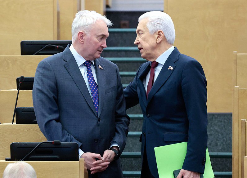 Председатель Комитета по обороне Андрей Картаполов и руководитель фракции "Единая Россия" Владимир Васильев