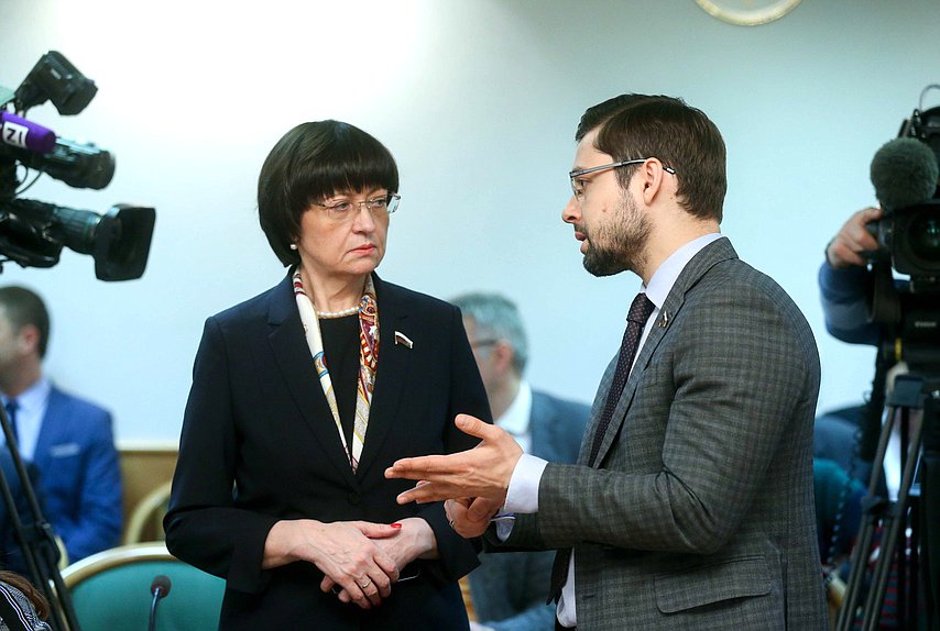 Член Комитета по государственному строительству и законодательству Марина Беспалова и член Комитета по энергетике Александр Якубовский