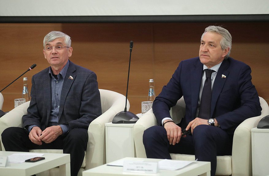Член Комитета по охране здоровья Александр Петров и Первый заместитель Председателя Комитета Леонид Огуль