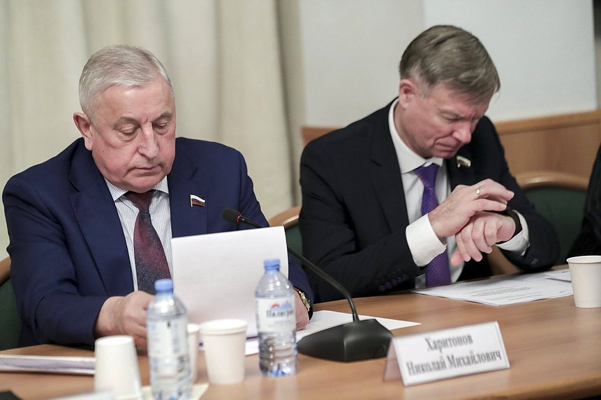Председатель Комитета по региональной политике и проблемам Севера и Дальнего Востока Николай Харитонов (слева)