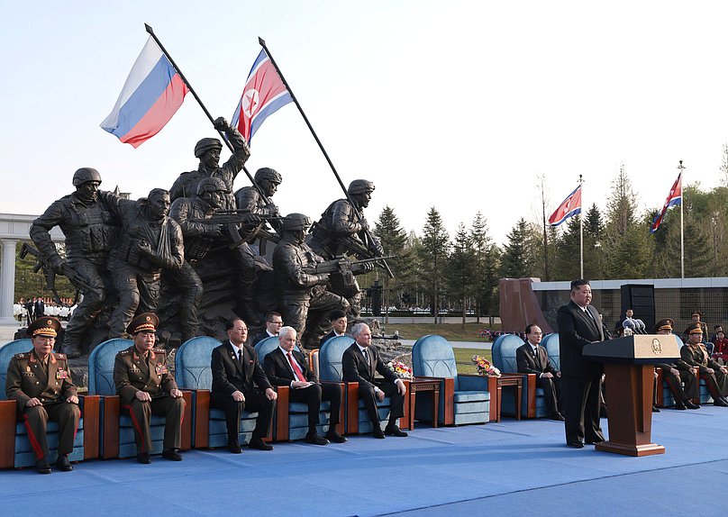 Министр обороны РФ Андрей Белоусов, Председатель Государственной Думы Вячеслав Володин и Председатель Государственных дел Корейской Народно-Демократической Республики Ким Чен Ын. Церемония открытия Мемориального комплекса и Музея боевых подвигов героев зарубежной военной операции