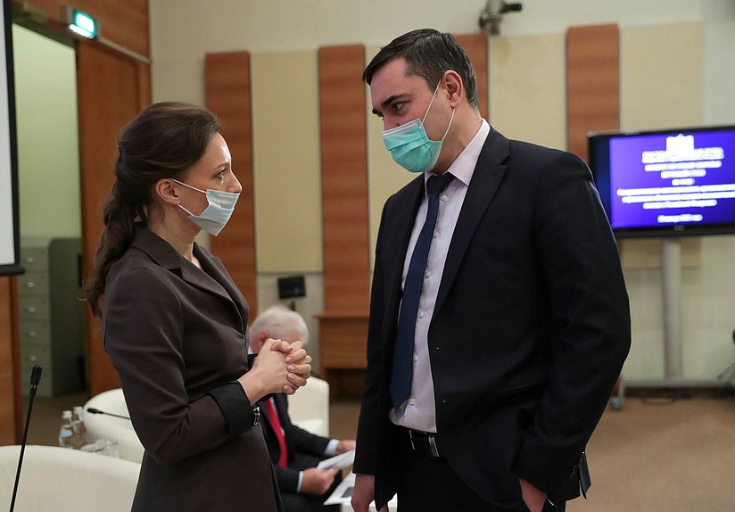 Заместитель Председателя Государственной Думы Анна Кузнецова и Председатель Комитета по охране здоровья Дмитрий Хубезов