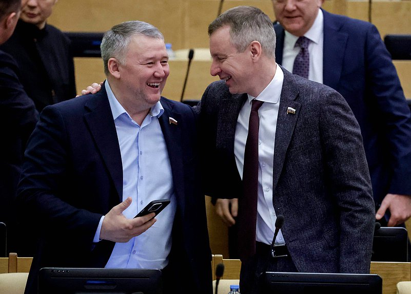 Член Комитета по молодежной политике Вячеслав Дамдинцурунов и член Комитета по туризму и развитию туристической инфраструктуры Алексей Волоцков