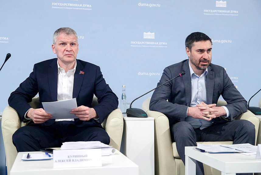 Заместитель Председателя Комитета по охране здоровья Алексей Куринный и Председатель Комитета по охране здоровья Дмитрий Хубезов