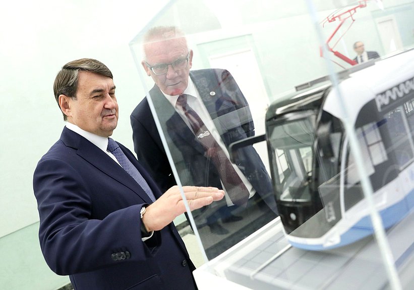 Помощник Президента РФ Игорь Левитин (слева)