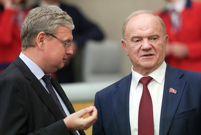 Заместитель Председателя Комитета по экономической политике Михаил Делягин и руководитель фракции КПРФ Геннадий Зюганов