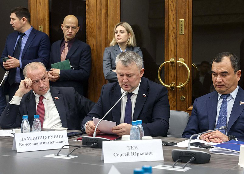 Первый заместитель Председателя Комитета по энергетике Сергей Левченко, член Комитета по молодежной политике Вячеслав Дамдинцурунов и Первый заместитель Председателя Комитета по вопросам собственности, земельным и имущественным отношениям Сергей Тен
