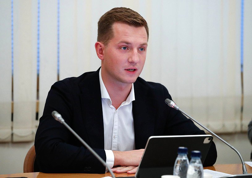 Председатель Комитета по молодежной политике Артем Метелев