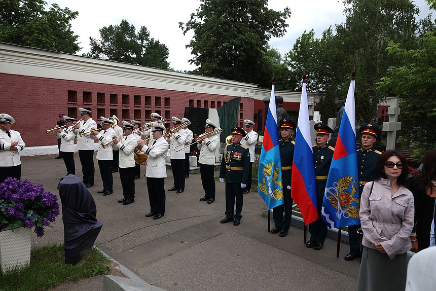 Торжественная церемонии открытия памятника А.Н. Чилингарову
на Новодевичьем кладбище