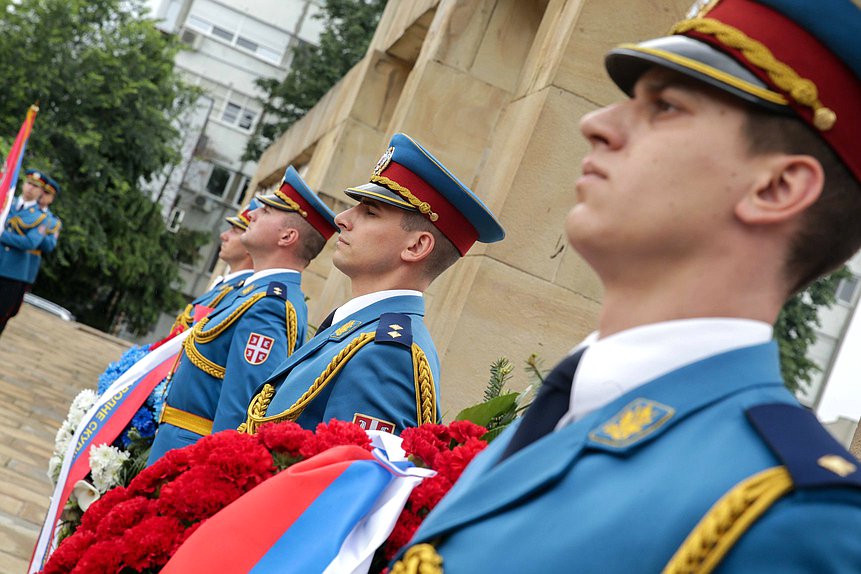 Церемония возложения венков к Мемориалу освободителям Белграда