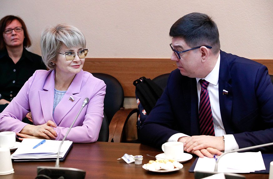 Члены Комитета по просвещению Эльвира Аиткулова и Виктор Смирнов