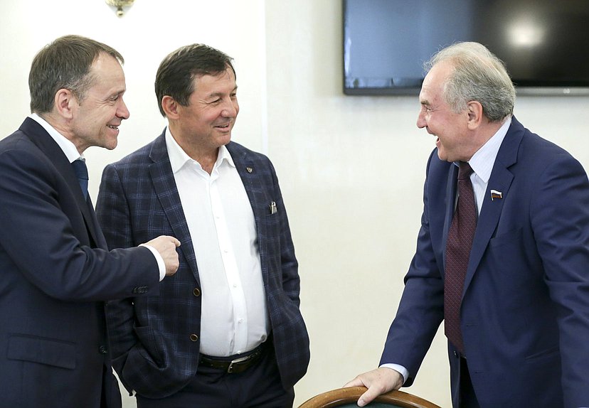 Члены Комитета по безопасности и противодействию коррупции Фарит Ганиев, Гаджимурад Омаров и Николай Езерский