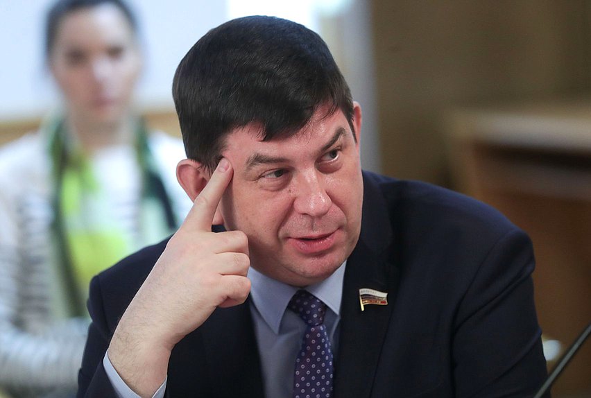 Член Комитета по просвещению Виктор Смирнов